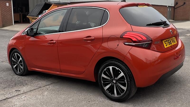 PEUGEOT 208