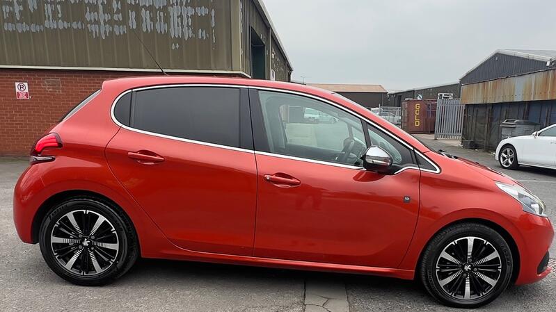 PEUGEOT 208