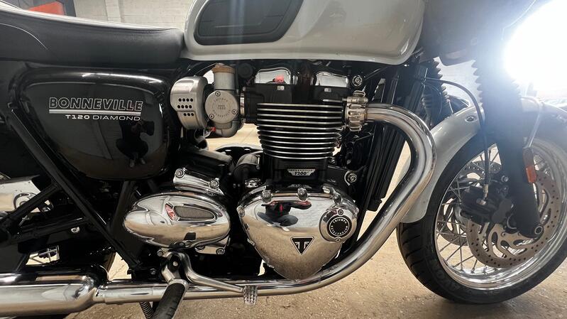 TRIUMPH BONNEVILLE T120