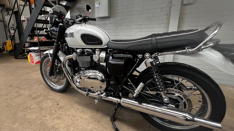 TRIUMPH BONNEVILLE T120