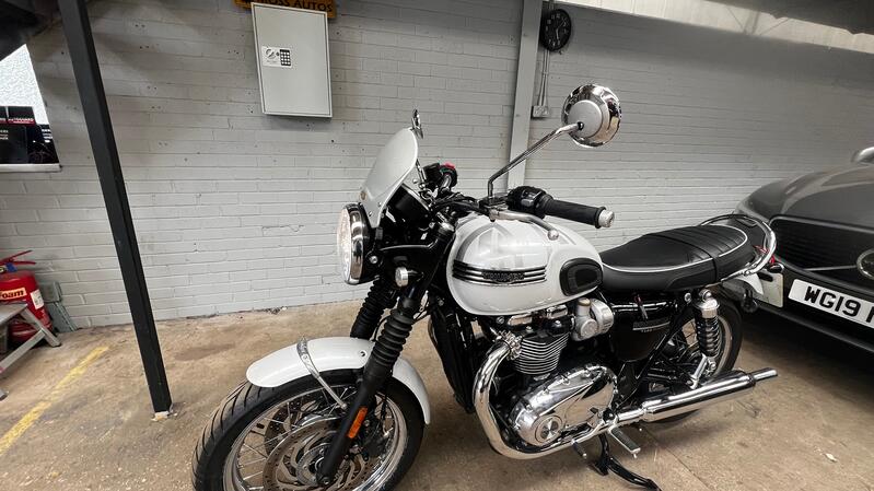 TRIUMPH BONNEVILLE T120